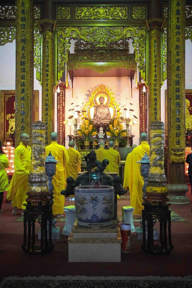 Đón giao thừa cùng tiếng chuông chùa đồng loạt ngân vang - 4
Các sư thầy làm lễ cúng bái đầu năm