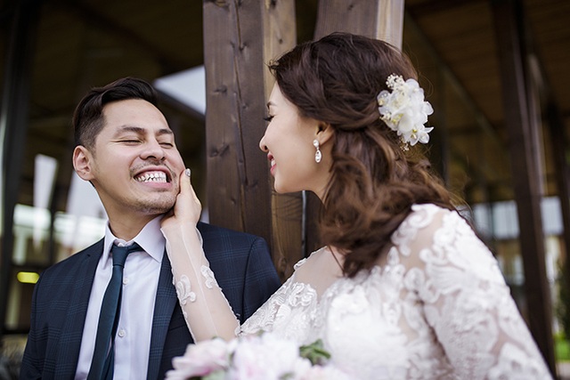 Ảnh cưới lãng mạn của cặp đôi Việt kiều ở lâu đài cộng hoà Séc - 7 Sau hơn 2 năm yêu nhau, họ quyết định về cùng một nhà bằng một đám cưới diễn ra ngày 1/10 tới Prague. Để chuẩn bị cho ngày trọng đại, Minh Tùng - Ngọc Anh đã cùng ê kip chụp ảnh ghi lại những khoảnh khắc lãng mạn tại lâu đài Hluboka, khu vườn Kromeriz và khu nghỉ dưỡng Capi Hnizdo, cộng hoà Séc.