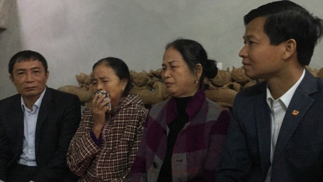 Vụ 4 trẻ sinh non tử vong: Đừng để các cháu chết oan uổng - 1 Bà Nguyễn Thị N thứ 2 từ phải sang (bà nội cháu Vũ Đình Cò)