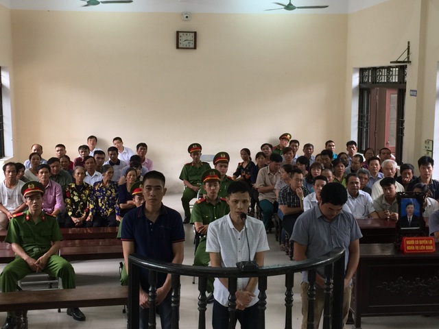 Tử hình hai bị cáo giết tài xế cướp hơn 34 tấn thép - 1 Ba bị cáo Liên áo phong đen, Cường áo trắng và bị cáo Mạnh tại phiên xét xử