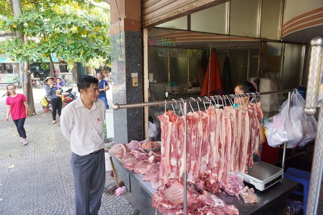 Tiểu thương "xin" một phần vỉa hè để buôn bán - 2 Phó Chủ tịch quận Tân Bình trao đổi với hộ kinh doanh gần chợ Tân Trụ