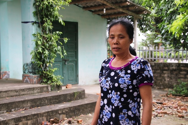 Chồng qua đời, phận làm dâu bất lực nhìn 4 anh em chồng lấp cổng đòi đất! - 4 Bà Mến đau xót trước việc có nhà mà không được ở