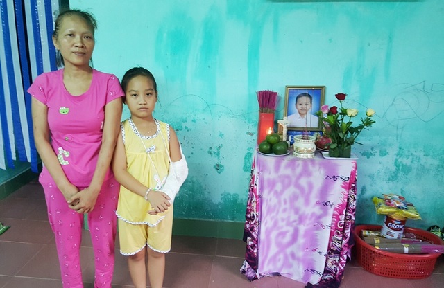 Bà ngoại kiệt sức chăm con và cháu ung thư giai đoạn cuối - 5 Chị Diễm như người vô hồn và con gái vừa bị gãy tay