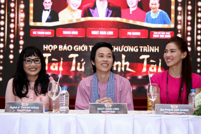 Hoài Linh lần đầu xuất hiện tươi tắn sau khi ra viện - 2 “Tương lai tôi sẽ giảm hẳn tần suất xuất hiện trong các gameshow hài mà tập trung vào những chương trình mang giá trị dân tộc như Tài tử tranh tài”, danh hài Hoài Linh chia sẻ về kế hoạch hoạt động trong năm mới của mình.