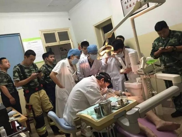 Bác sĩ, cứu hộ bó tay, bệnh nhân thoát nạn nhờ... nha sĩ lấy dị vật ra khỏi "chỗ hiểm" - 1
Bác sĩ gọi lính cứu hỏa nhưng tất cả đều bó tay, cuối cùng nha sĩ đã vào cuộc.
