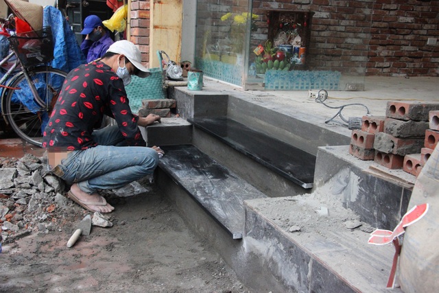 Cộng đồng mạng chia sẻ cách làm bậc tam cấp không lấn chiếm vỉa hè - 4
Một nhà dân trên phố Phan Văn Trị (Đống Đa - Hà Nội) đang sửa lại bậc tam cấp cho thụt hẳn vào trong, không lấn chiếm vỉa hè.