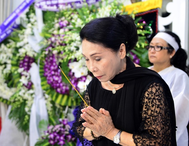 Đông đảo nghệ sĩ nổi tiếng tới viếng NSƯT Thanh Sang - 12 Nghệ sĩ Bạch Tuyết không giấu được nỗi buồn khi đến viếng nghệ sĩ Thanh Sang.
