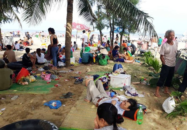 Nhìn lại những hình ảnh đông “nghẹt thở” dịp lễ 30/4 – 1/5 - 3 Nhiều du khách thay vì xuống tắm, lựa chọn giải pháp nằm nghỉ trên bãi biển. (Ảnh: Duy Tuyên)