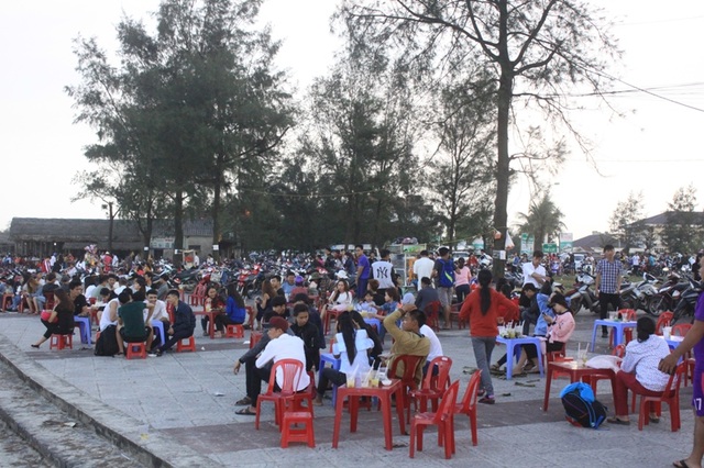Du khách về biển Quảng Trị tăng đột biến , các khách sạn chật kín phòng - 3 Khách nghỉ ngơi, uống nước trên bãi biển