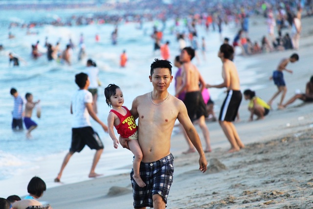 Bãi biển Nha Trang đông nghịt du khách trong dịp lễ 30/4 - 4 Bãi biển Nha Trang đông nghịt du khách trong dịp lễ 30/4 - 4