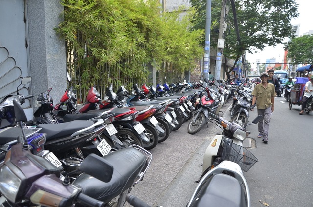 24 bãi giữ xe bị ông Đoàn Ngọc Hải "xoá sổ": Còn 48 tiếng để tự khắc phục - 1 Điểm giữ xe trước số 73 - 75 Nguyễn Bỉnh Khiêm (phường Đa Kao) chiếm trọn vỉa hè của người đi bộ vừa bị ông Đoàn Ngọc Hải xoá sổ