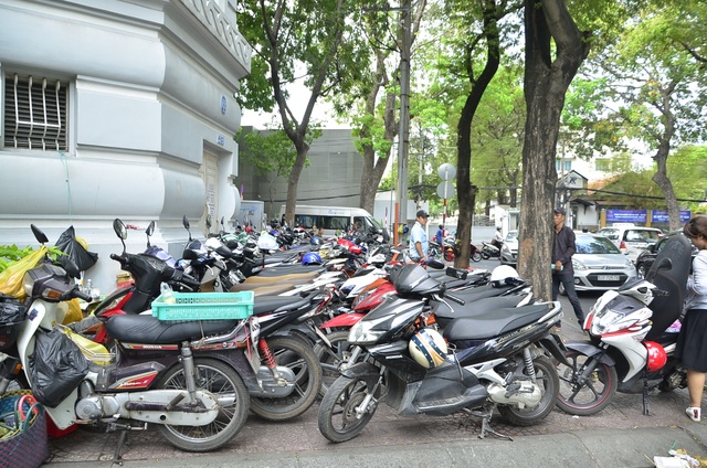 24 bãi giữ xe bị ông Đoàn Ngọc Hải "xoá sổ": Còn 48 tiếng để tự khắc phục - 10 Điểm giữ xe lề đường Nguyễn Du chiếm toàn bộ vỉa hè của người đi bộ