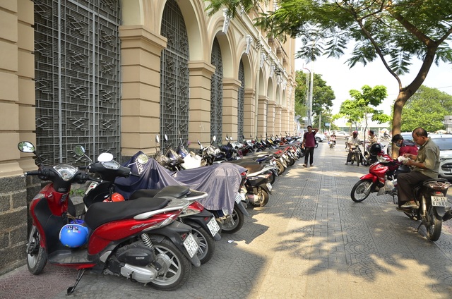 24 bãi giữ xe bị ông Đoàn Ngọc Hải "xoá sổ": Còn 48 tiếng để tự khắc phục - 11 Điểm giữ xe trước số 2 Hàm Nghi (phường Bến Nghé) cũng nằm trong danh sách bị xoá sổ.