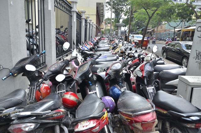 24 bãi giữ xe bị ông Đoàn Ngọc Hải "xoá sổ": Còn 48 tiếng để tự khắc phục - 2 Tương tự, điểm giữ xe trên đường Huỳnh Thúc Kháng, sát vách trường cao đẳng kỹ thuật Cao Thắng cũng ôm trọn vỉa hè