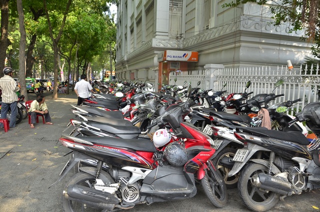 24 bãi giữ xe bị ông Đoàn Ngọc Hải "xoá sổ": Còn 48 tiếng để tự khắc phục - 3 Điểm giữ xe 2 bánh trên lề đường Tôn Đức Thắng sát góc Lê Duẩn