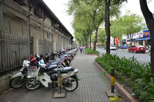24 bãi giữ xe bị ông Đoàn Ngọc Hải "xoá sổ": Còn 48 tiếng để tự khắc phục - 4
Điểm giữ xe trên lề đường Lý Tự Trọng, vách bệnh viện Nhi Đồng 2