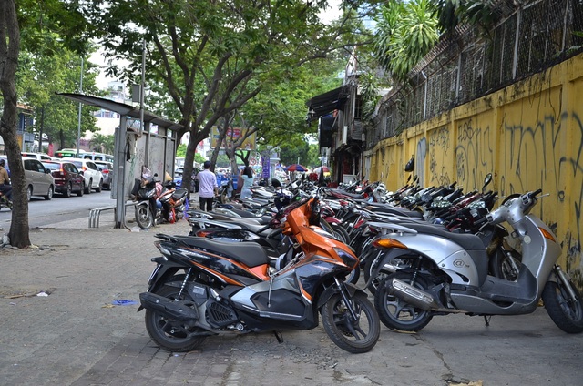 24 bãi giữ xe bị ông Đoàn Ngọc Hải "xoá sổ": Còn 48 tiếng để tự khắc phục - 5 Điểm giữ xe lề đường Nguyễn Thái Học, vách trường Thalmann