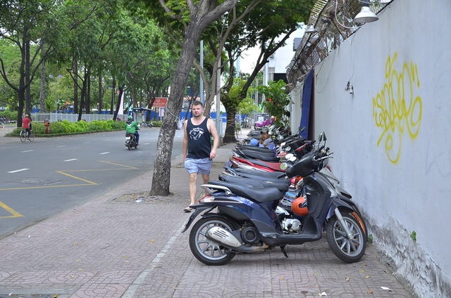 24 bãi giữ xe bị ông Đoàn Ngọc Hải "xoá sổ": Còn 48 tiếng để tự khắc phục - 9 Điểm giữ xe trên lề đường Phạm Ngũ Lão, vách trường Thalmann