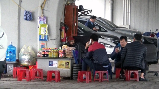 Hà Nội: Bãi để xe dưới gầm cầu vẫn hoạt động sau lệnh cấm - 8
Quán nước ăn theo bãi đỗ xe dưới gầm cầu vượt ngã tư Cầu Giấy - Láng.
