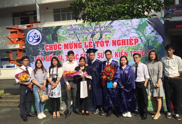 Xúc động hình ảnh mẹ nhận bằng thay con đã qua đời vì ung thư - 3 Bạn bè trong khoa đã chia sẻ, động viên đến mẹ em Nguyễn Dạ Trầm