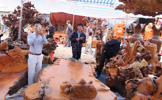 Nét độc đáo của bộ bàn ghế thu hút rất đông khách tham quan.