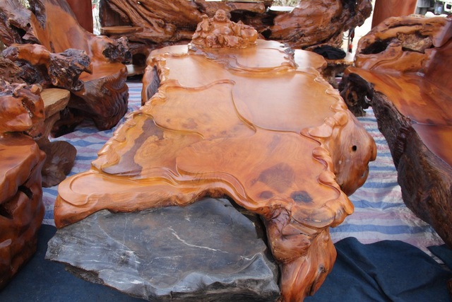 Điểm “đắt giá” nhất của bộ bàn ghế này chính là bộ rễ ngậm đá tự nhiên mà dân chơi phong thủy hay gọi là “thạch mộc tương sinh”