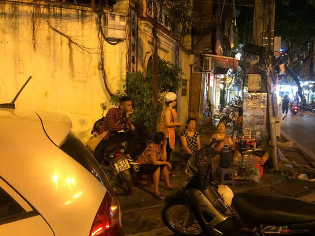 Đang hút khách, quán mực khổng lồ Hong Kong bỗng dưng đóng cửa - 3
Chủ hàng mực vẫn còn đeo tạp dề sau khi xe mực bị thu.