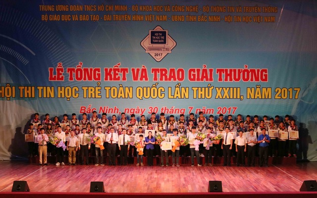 Trao giải Hội thi Tin học trẻ toàn quốc lần thứ XXIII, năm 2017 - 1 Ban tổ chức trao giải cho các cá nhân và đơn vị tham gia hội thi