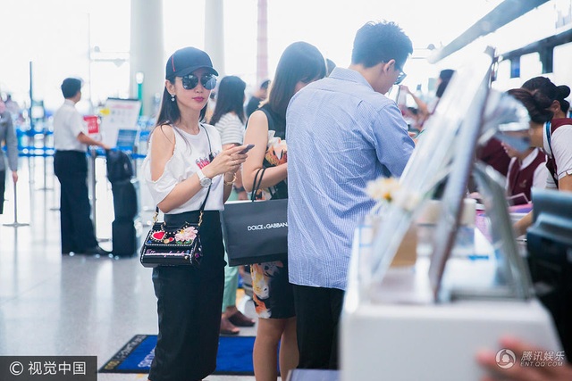 Lý Băng Băng đẹp đôi bên bạn trai kém 15 tuổi - 6
Dù đã ngoài tứ tuần nhưng Lý Băng Băng vẫn sở hữu thân hình săn chắc, dáng vẻ trẻ trung và cân đối. Bí quyết của cô là luyện tập chăm chỉ mỗi ngày. Cách đây không lâu, Lý Băng Băng dính tin đồn mang bầu với phi công trẻ họ Hứa nhưng thông tin này nhanh chóng rơi vào quên lãng.