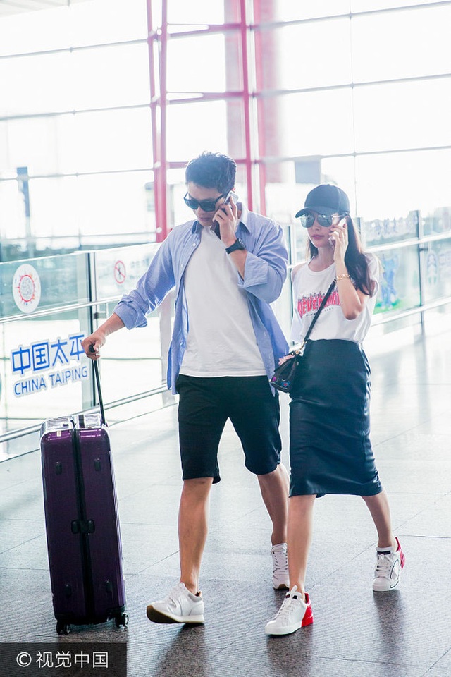 Lý Băng Băng đẹp đôi bên bạn trai kém 15 tuổi - 2
Người đàn ông của Lý Băng Băng là một doanh nhân, kém cô tới 15 tuổi và mang họ Hứa. Anh đang là giám đốc tại một công ty ở An Huy và có vẻ ngoài đẹp không kém gì một diễn viên điện ảnh.