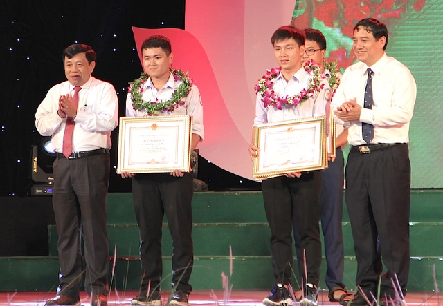 Tôn vinh 140 bông hoa đẹp của ngành giáo dục xứ Nghệ - 6 Ông Nguyễn Đắc Vinh - Ủy viên TW Đảng, Bí thư Tỉnh ủy và ông Nguyễn Xuân Đường - Phó Bí thư Tỉnh ủy, Chủ tịch UBND tỉnh trao Bằng khen cho 2 em giành HCV Olympic Toán và Vật lý quốc tế.