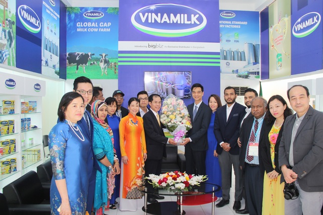 Năm 2017, Vinamilk chính thức có mặt tại Bangladesh - 2 Ngài Đại Sứ Trần Văn Khoa cùng phu nhân và các cán bộ Đại sứ quán Việt Nam tại Bangladesh đến tham quan gian hàng Vinamilk tại hội chợ triển lãm Quốc tế Dhaka lần thứ 22.