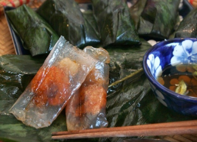 5 món bánh làm nên "thương hiệu" ẩm thực cố đô Huế - 2 Bánh bột lọc chỉ ăn với mắm ngọt mà không dùng kèm rau.