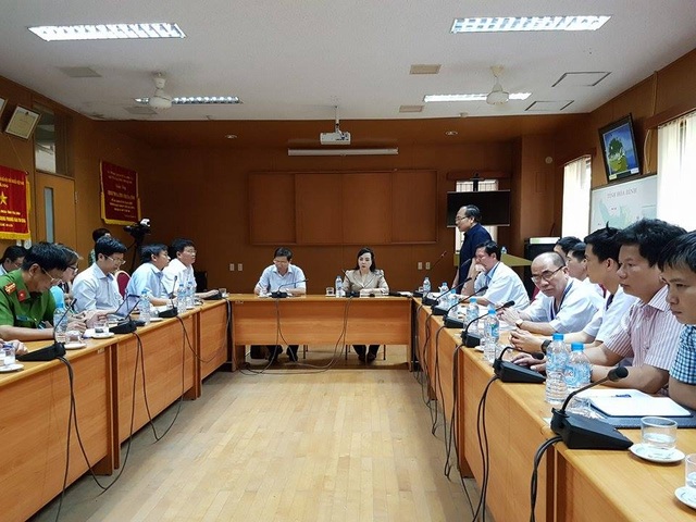 Bộ trưởng Bộ Y tế: Đúng quy trình không thể xảy ra sự cố! - 2
Bộ trưởng Bộ Y tế Nguyễn Thị Kim Tiến làm việc với BV Đa khoa Hòa Bình sau sự cố sốc chạy thận.