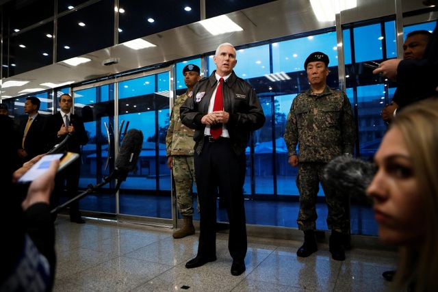 Phó Tổng thống Mỹ: "Thời kỳ kiên nhẫn với Triều Tiên đã hết" - 6 Phó Tổng thống Pence trả lời câu hỏi của báo chí tại làng đình chiến Panmunjom ở khu vực phi quân sự liên Triều.