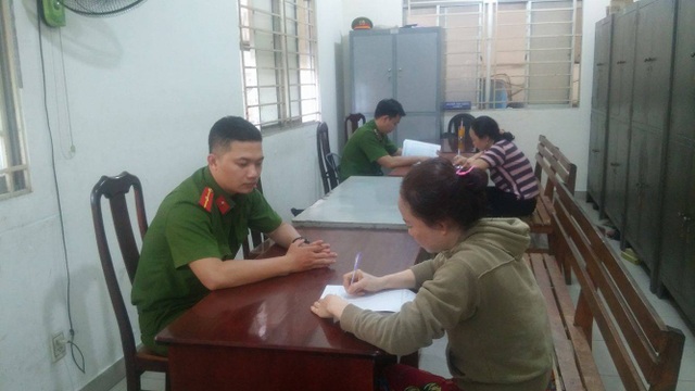 Bảo mẫu thừa nhận có hành vi bạo hành trẻ vì không chịu ăn - 2
Công an làm việc với 2 bảo mẫu
