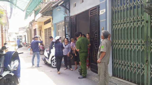 Bảo mẫu thừa nhận có hành vi bạo hành trẻ vì không chịu ăn - 1 Công an tiến hành làm việc tại điểm giữ trẻ ở phường 17, quận Gò Vấp có hành vi bạo hành với trẻ