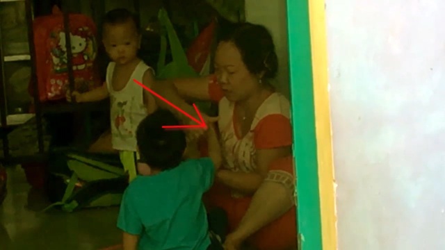 “Bảo mẫu” đánh đập trẻ dã man trong lúc cho ăn - 3 “Bảo mẫu” đánh đập trẻ dã man trong lúc cho ăn - 3
