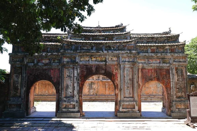 Khởi công bảo tồn cổng, bình phong, non bộ điện Phụng Tiên - 1 Cổng điện Phụng Tiên