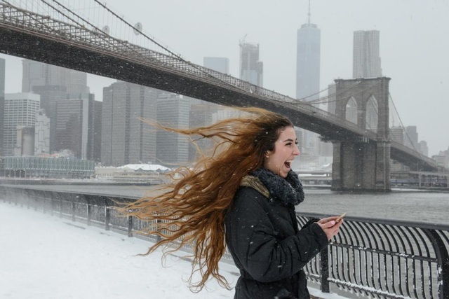 Bão tuyết "nhuộm trắng" New York, nhiều chuyến bay bị hủy - 18
Lenessa Age cười thích thú khi dạo chơi giữa bão tuyết trên cầu Brooklyn