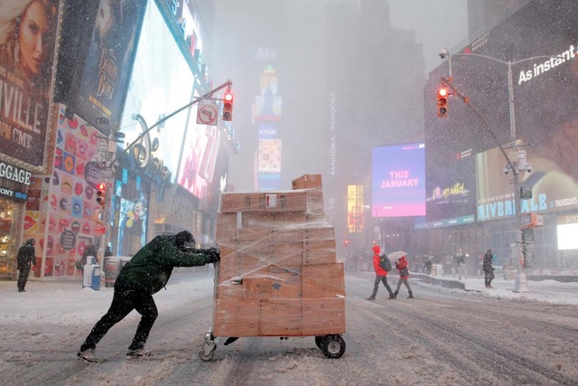 Bão tuyết "nhuộm trắng" New York, nhiều chuyến bay bị hủy - 9
Quảng trường Thời đại, nơi thường sầm uất người qua lại, trở nên vắng vẻ khi bão tuyết tấn công