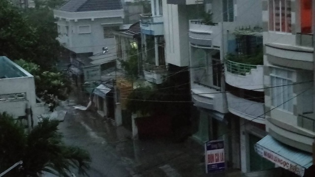 Bão số 12 quần thảo Khánh Hòa - Phú Yên - Bình Định nhiều giờ - 33
Đường phố Nha Trang sáng sớm nay (Ảnh: Viết Hảo)