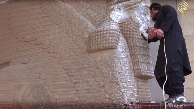 IS phá huỷ các bức tượng ở Bảo tàng Mosul. (Ảnh: AP)