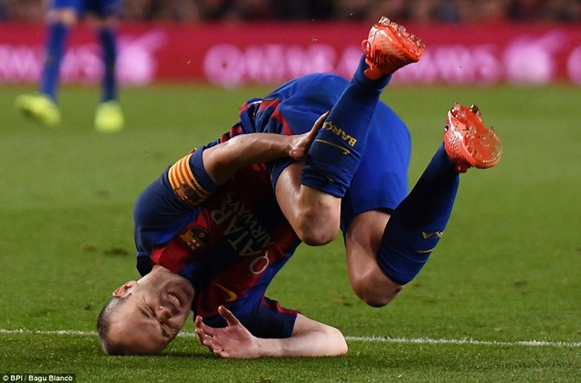 Những khoảnh khắc Barcelona "vượt ải" Valencia tại Nou Camp - 11
Thủ quân Iniesta đau đớn sau tình huống va chạm với cầu thủ Valencia
