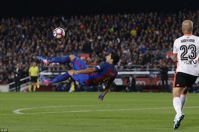 Những khoảnh khắc Barcelona "vượt ải" Valencia tại Nou Camp - 10
Luis Suarez thu hút sự chú ý với các pha dứt điểm đa dạng