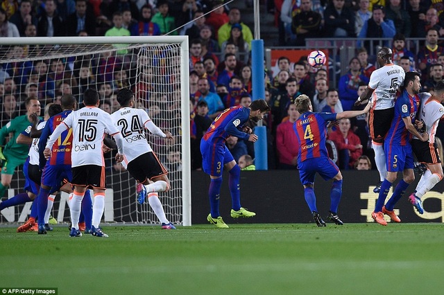 Những khoảnh khắc Barcelona "vượt ải" Valencia tại Nou Camp - 9
Trước khi bị đuổi, Mangala đã đánh đầu mở tỷ số cho Valencia