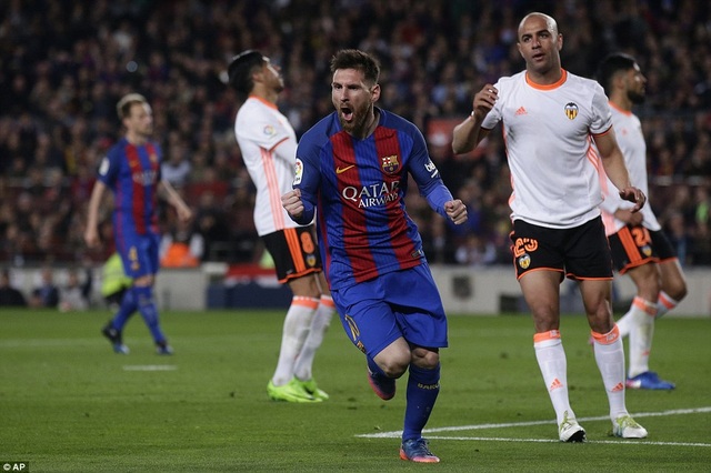 Những khoảnh khắc Barcelona "vượt ải" Valencia tại Nou Camp - 6
Messi ăn mừng bàn thắng nâng tỷ số lên 2-1 cho Barca ở cuối hiệp 1