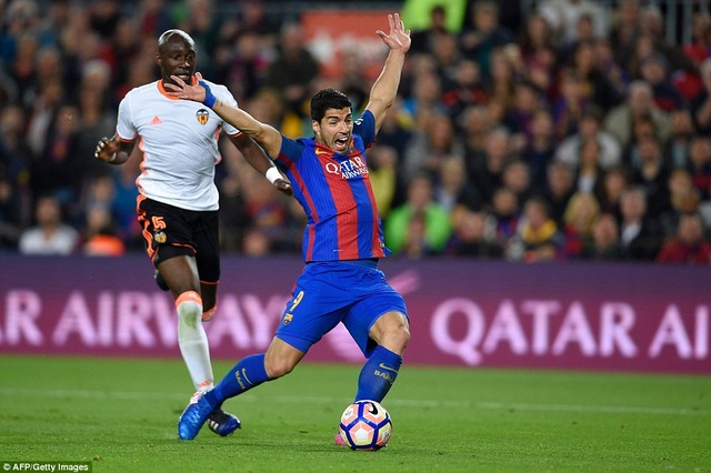Những khoảnh khắc Barcelona "vượt ải" Valencia tại Nou Camp - 4
Tình huống Luis Suarez kiếm về quả phạt đền ở cuối hiệp 1...