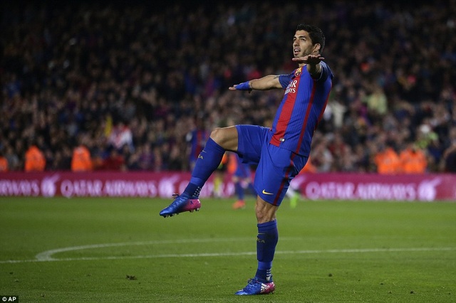 Những khoảnh khắc Barcelona "vượt ải" Valencia tại Nou Camp - 1
Luis Suarez vẫn là chủ công trong sơ đồ tấn công 3-4-3 của Barcelona