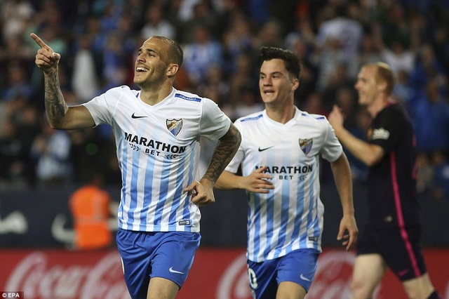 Nhìn lại thất bại ê chề của Barcelona tại La Rosaleda - 3
Sandro Ramirez ăn mừng bàn thắng vào lưới đội bóng cũ ở phút 32